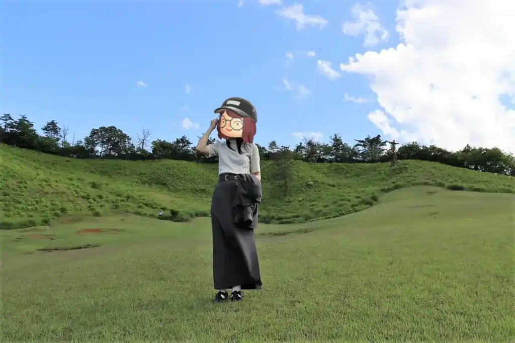 快晴の冬鳥越スキーガーデンでポーズをとるヨメ