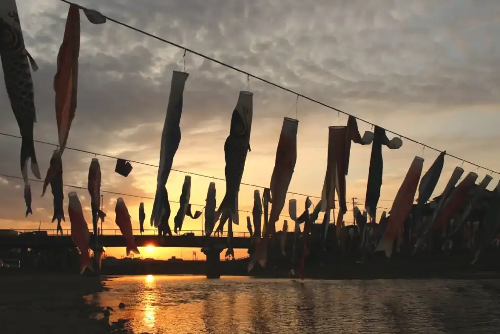 加茂川の上を泳ぐたくさんの鯉のぼり