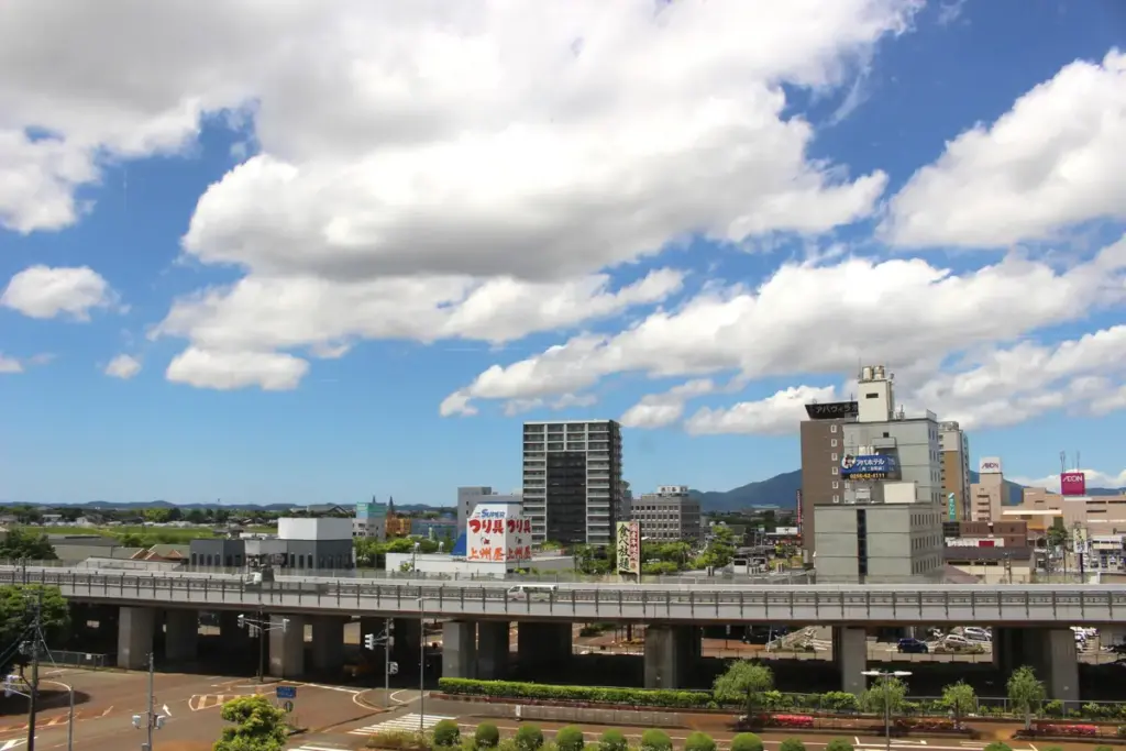 晴天の燕三条駅の外観
