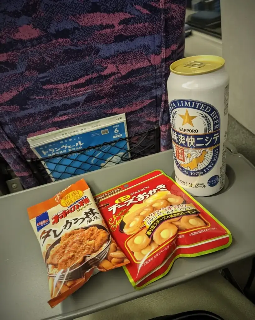 新幹線での帰路、ビールとおつまみ