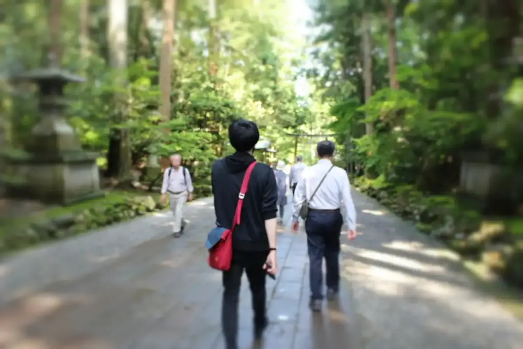 彌彦神社の参道を歩く二人