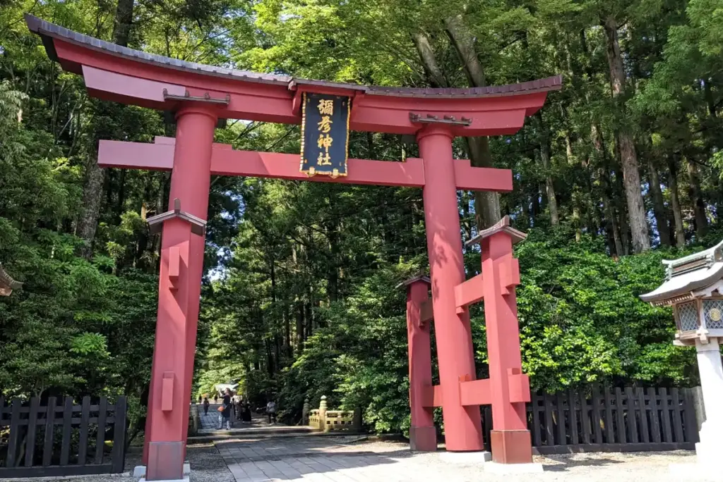 緑に囲まれた厳かな彌彦神社