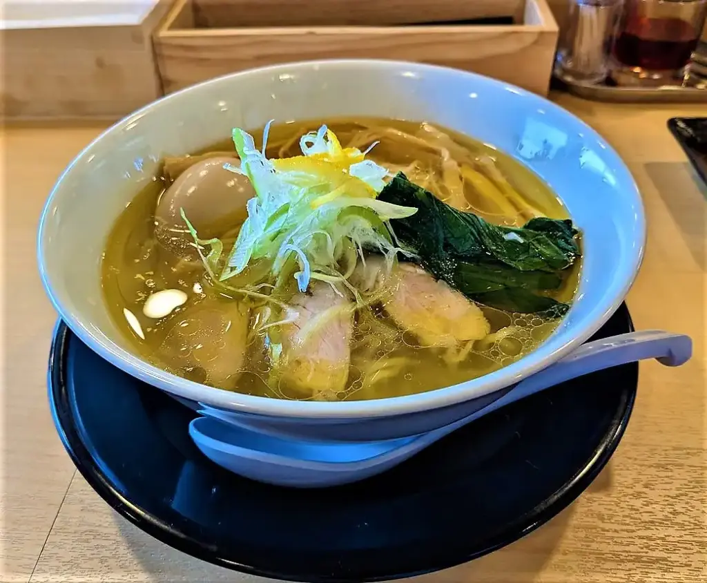 麺の風 祥気 川崎店の鶏塩ラーメンとレアチャーシュー