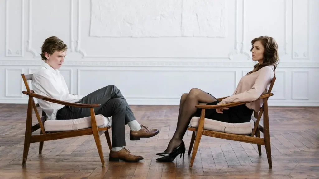 自分のお金に対する価値観を見つめ直す「自分との対話」を象徴する対談風景