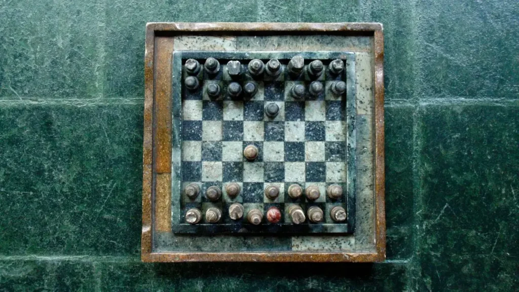 石造りのチェスボード。ETF（上場投資信託）の仕組みを理解し、投資戦略を練るイメージ。