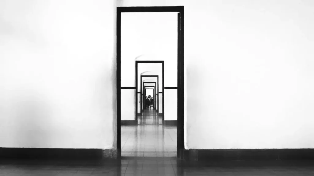 どこまでも続くドアの回廊。株式市場の歴史が繰り返し、バブル崩壊が再来するイメージ。