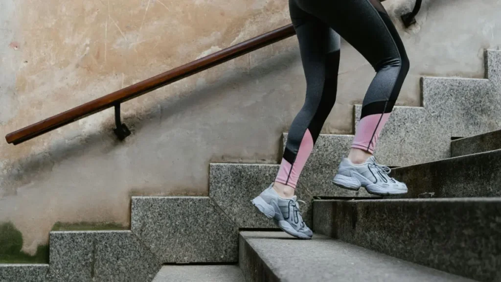 お金の不安を解消しメンタルを整えるステップを象徴する階段を登る足元