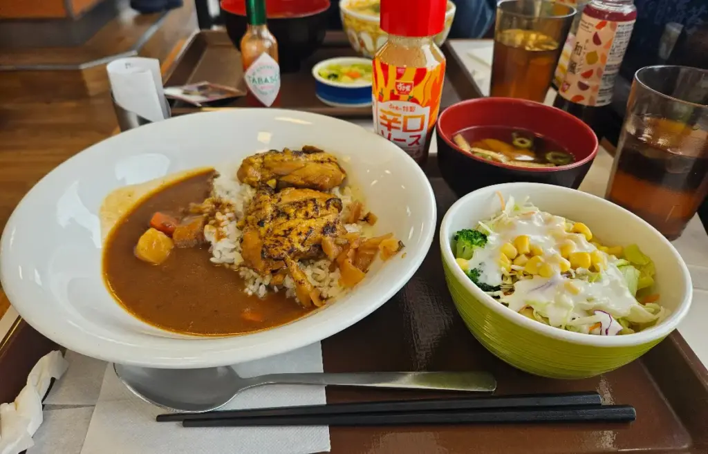 友人との外食 すき家のチキンカレーとサラダ