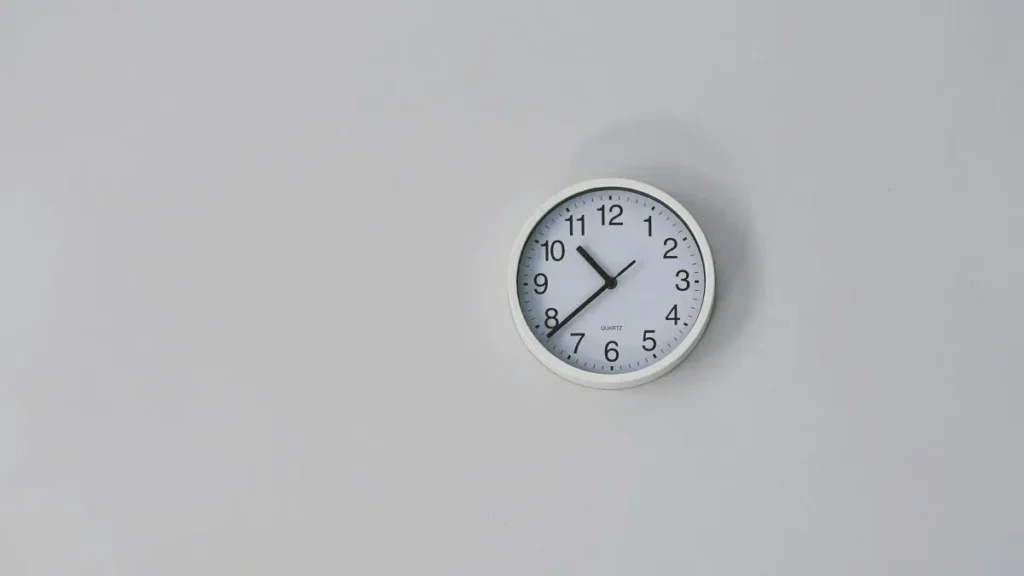 里帰り出産中の旦那の一人暮らし。静かな部屋で家族の帰りを待つ空白の時間と時計