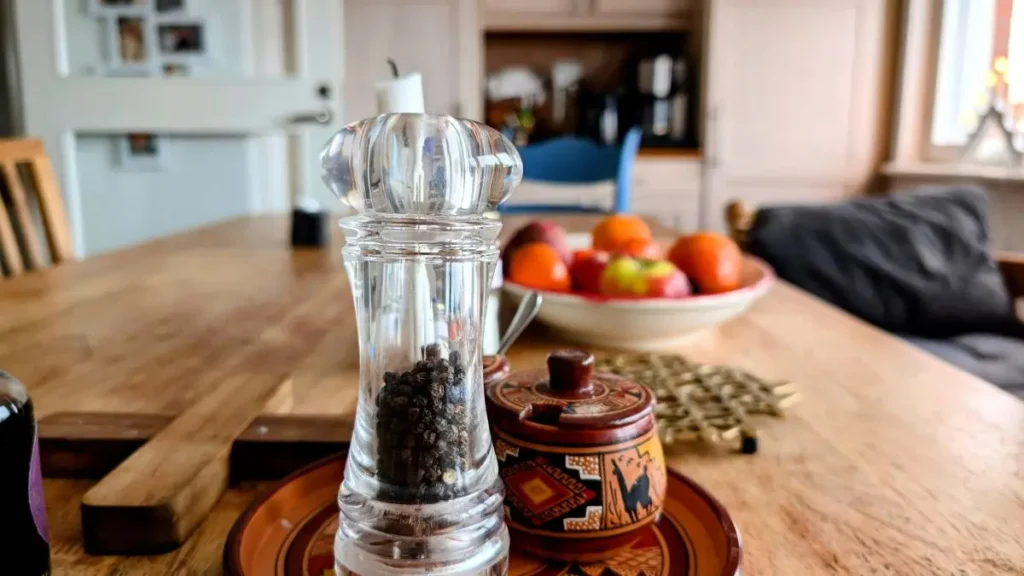 食費と日用品の節約ルール｜食卓に並ぶ調味料と果物