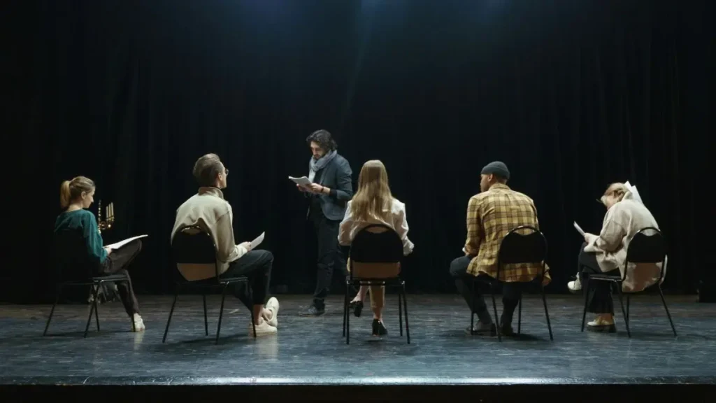 インデックス投資の裏側に潜むリスクを検討する投資家たちのイメージ