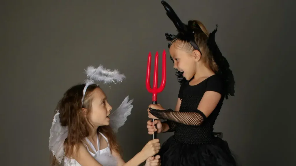 指数（インデックス）選定のルール変更を天使と悪魔の対話で表現したイメージ