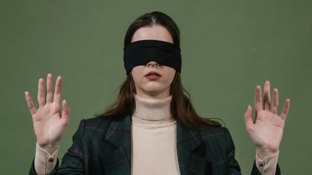 企業のガバナンス監視が機能していない状態を象徴する目隠しをした女性のイメージ