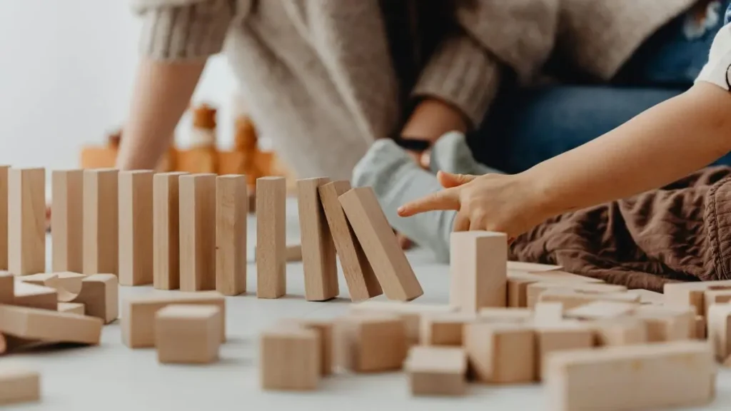 インデックス投資の連鎖的な暴落（ドミノ倒し）を象徴するイメージ