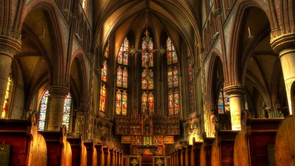 修道院長が守ろうとした伝統的で荘厳なカトリック教会の内部