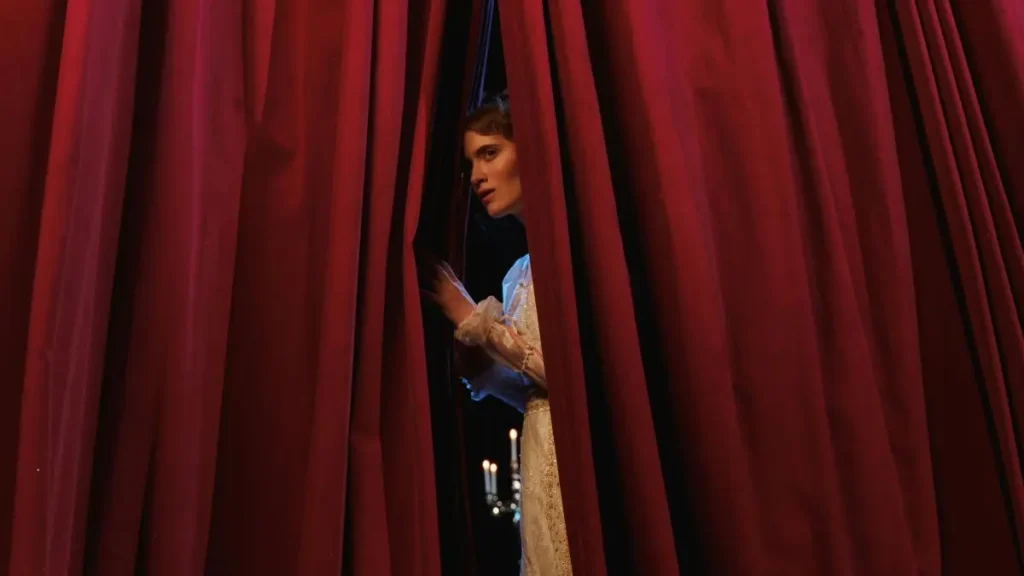 『天使にラブソングを』映画版とミュージカル版の違い・舞台の幕開け