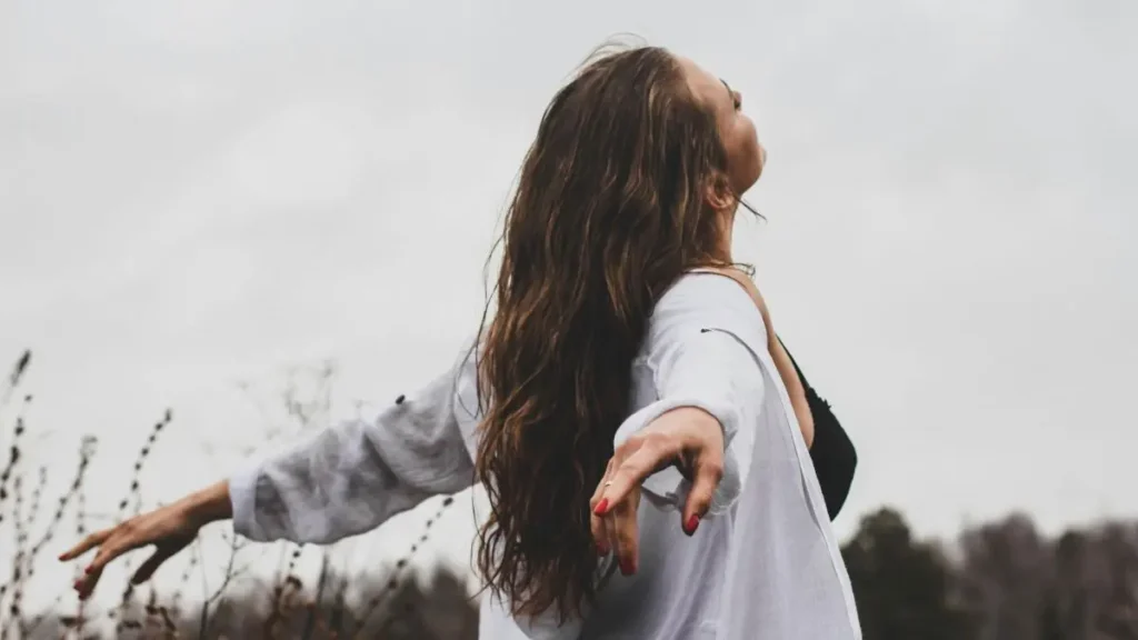 シスター・メアリー・ロバートの覚醒と解放をイメージした、空を仰ぐ女性