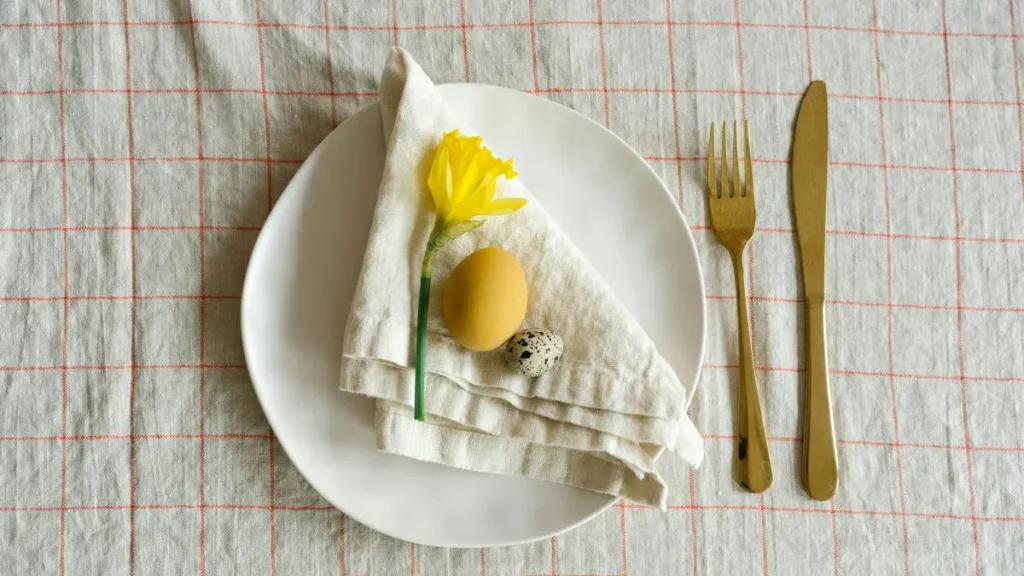 清潔に整えられた食卓のイメージ写真。離乳食の汚れを防ぎ、掃除を楽にする鉄壁ガード術を象徴する一枚。