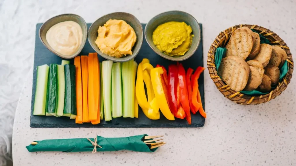 手づかみ食べにおすすめのスティック野菜とディップ。汚れにくい離乳食の与え方をイメージした写真。