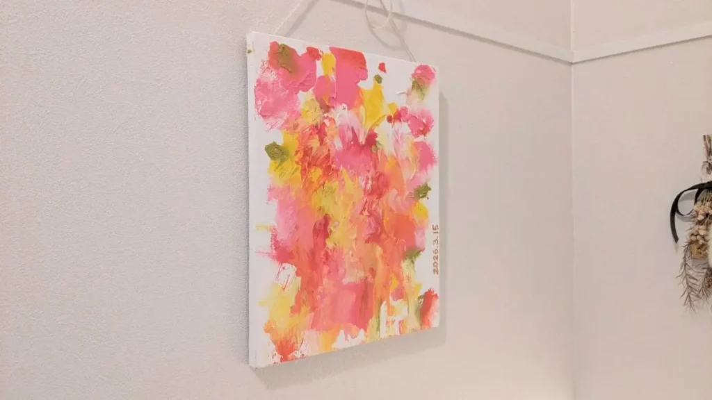 額縁を使わずジュートヤーンとホチキスで壁に掛けたファーストアート作品