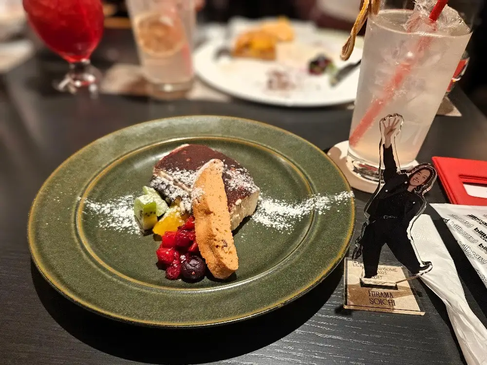 ビルボードライブ横浜での「平間壮一 Billboard Live 2026」公演。テーブルにはコラボドリンクとフルーツ添えデザート、そしてHIRAMA SOICHIと書かれたアクリルスタンドが置かれている。