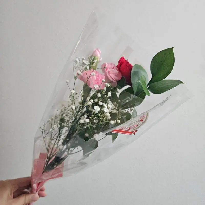 母の日にプレゼントされたカーネーションとかすみ草の花束を持つ様子