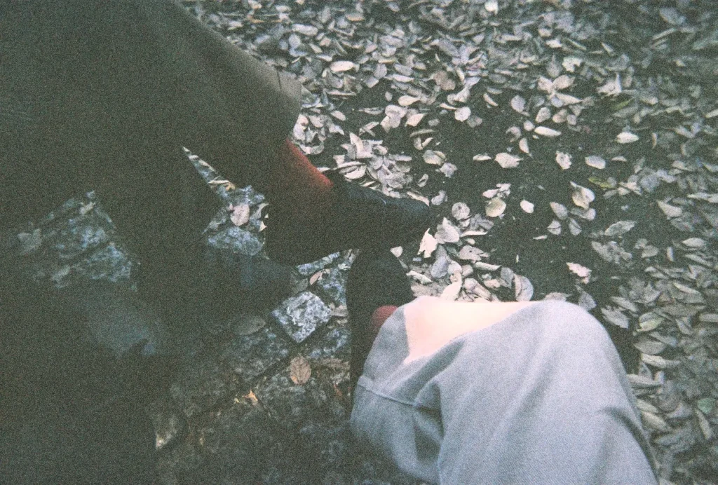 フィルムカメラ(写ルンです)で撮影&現像した写真。カップルの足元が撮影されている。