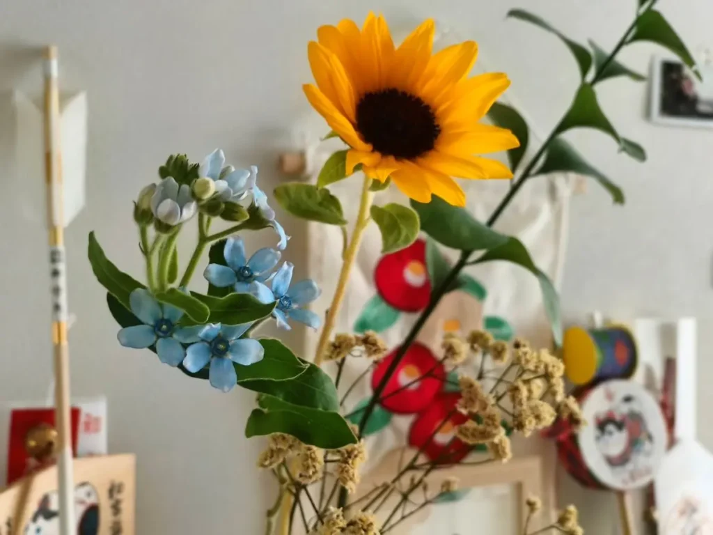 結婚記念日の旅行後に自宅に飾ったひまわりの花とささやかなお祝いのプレゼント